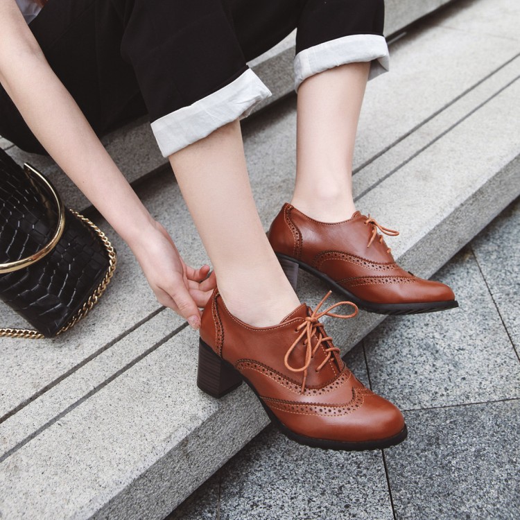 Women's Brogue Style Flat Shoes with Lace-Up and Chunky Mid Heel